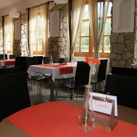 Platan Garden & - Volt Platan 2* 자르마디