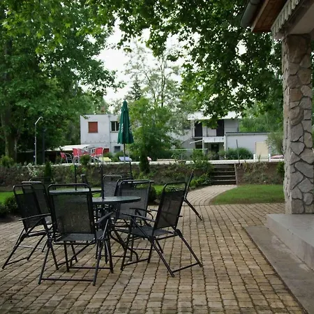 Platan Garden & - Volt Platan 자르마디