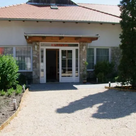 Platan Garden & - Volt Platan 자르마디