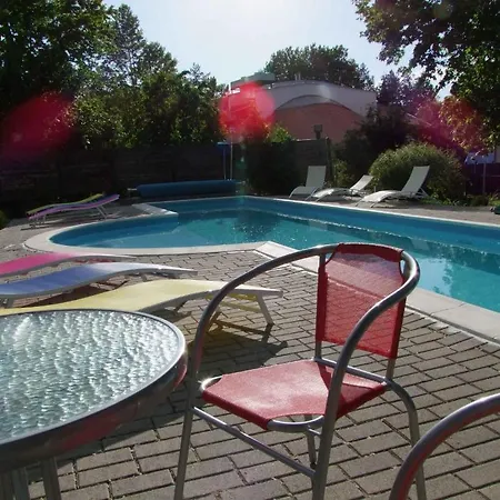 Platan Garden & - Volt Platan 자르마디